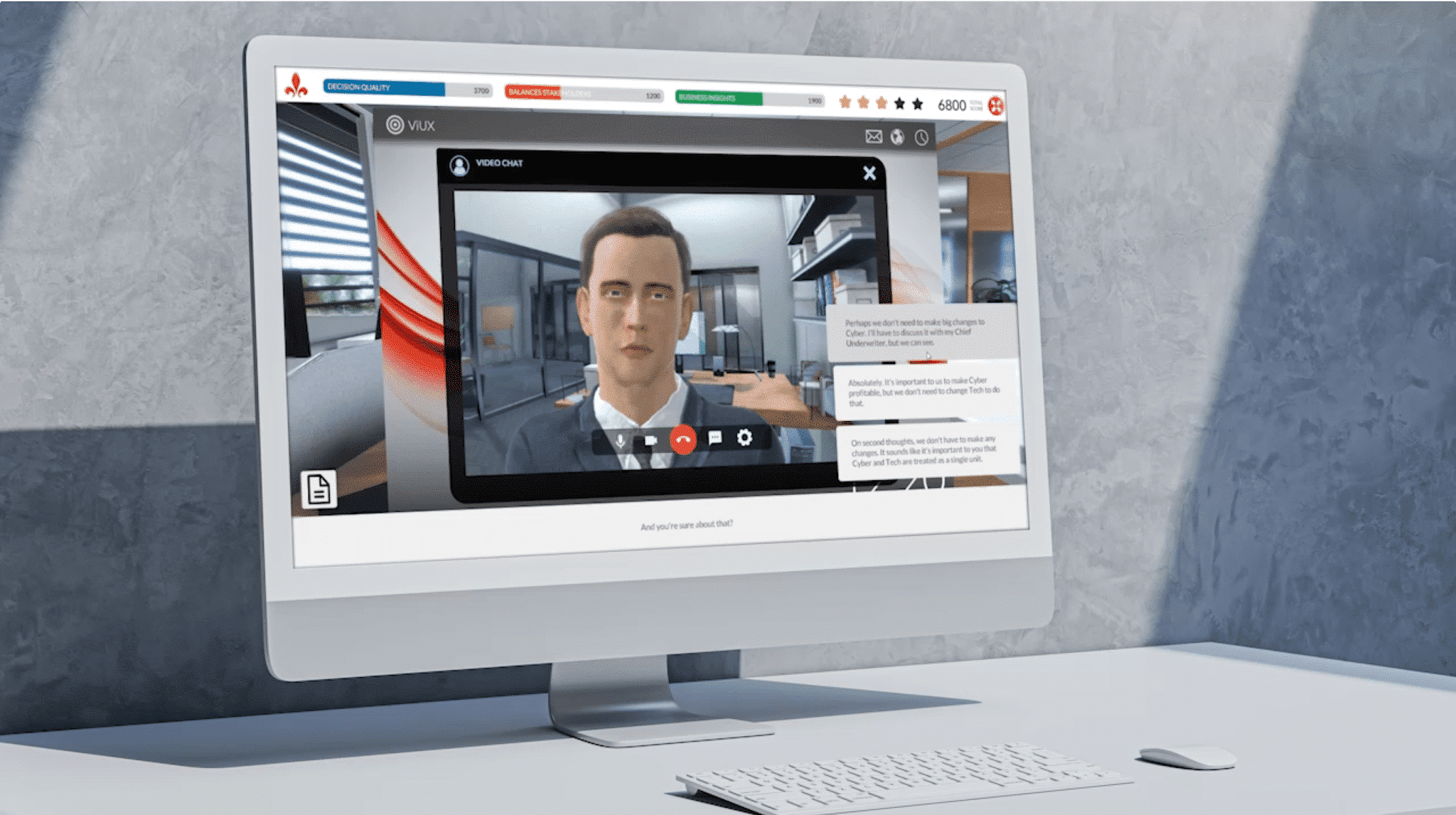 En dataskjerm viser en video av en karakter fra Hiscox sin spillbaserte opplæring utviklet av Attensi