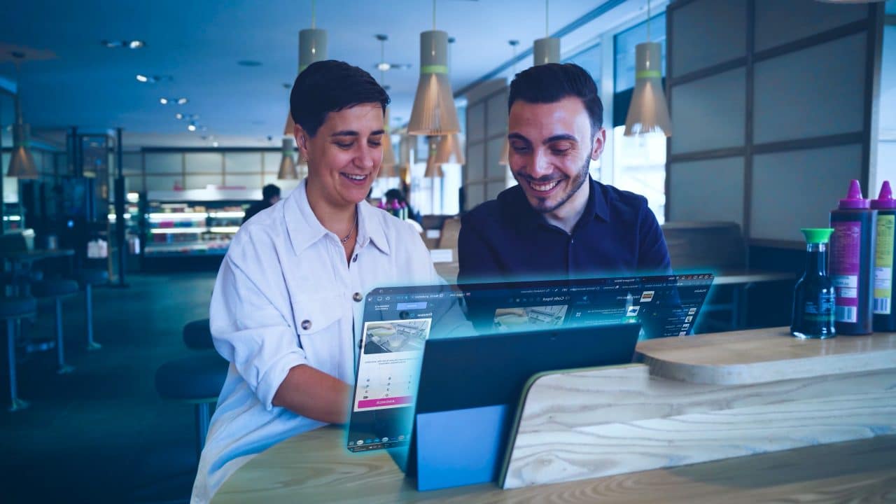 Two people, a woman and a man, playing Attensi games for Itsu. Alba Trujillo Mora and Francesco D’apice 